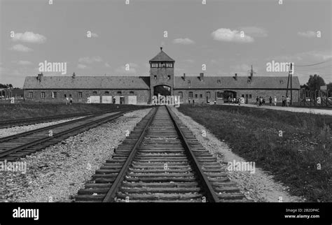 Bahngleise Torhaus Konzentrationslager Auschwitz Birkenau Auschwitz