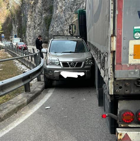 Camion E Auto Si Incastrano Ad Una Curva Completamente Bloccata La