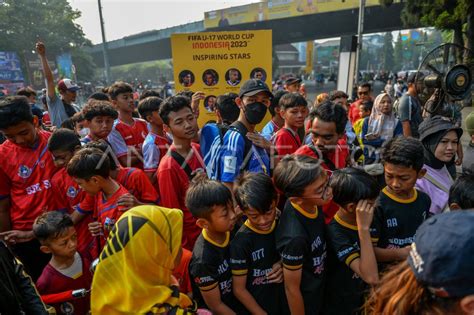 Pameran Trofi Piala Dunia U Di Bandung Antara Foto