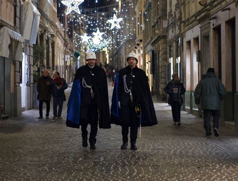 Sciabola E Mantello Gli Agenti Della Polizia Locale Pattugliano Il