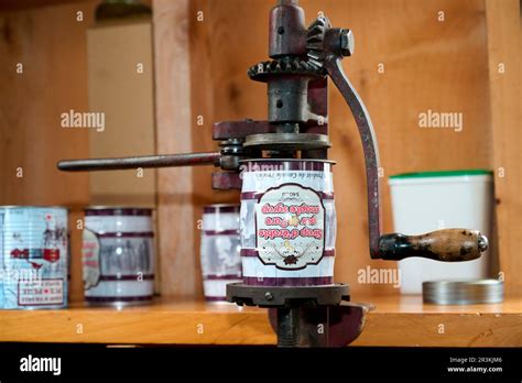 Traditional Manual Crimping Machine Canning Maple Syrup And Closing