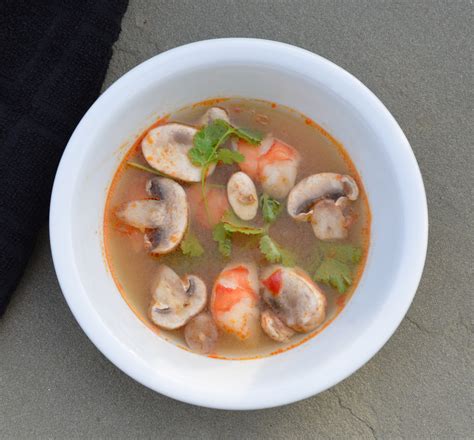 Soupe aux crevettes thaïlandaise chaude et aigre Tom Yum