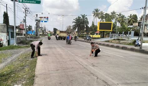 Diduga Tak Konsentrasi Pengendara Motor Bonceng Tiga Orang Tabrak Truk