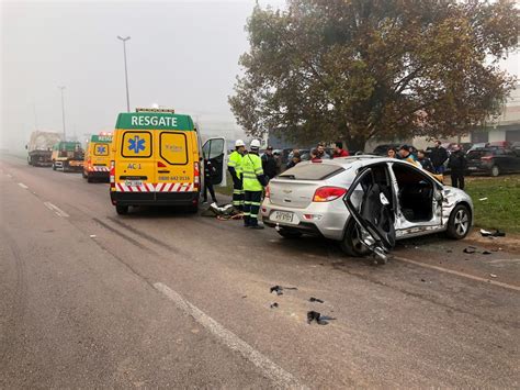 Motorista fica presa nas ferragens após carro bater em caminhão na BR