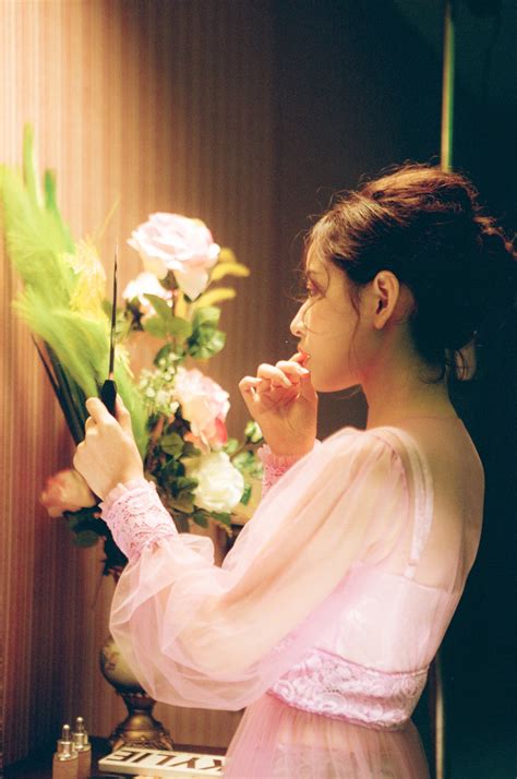 Qua rồi thời hot girl ngoan hiền Chi Pu đang cởi áo khoe ngực đây này