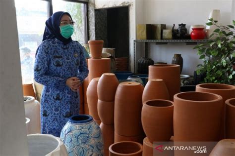 Keramik Plered Berupa Pot Bunga Banyak Diminati Masyarakat Saat Pandemi