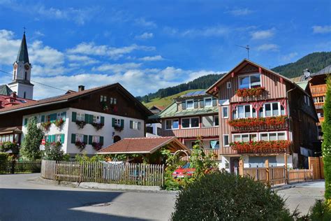 Bad Hindelang im Oberallgäu mit seiner katholischen Kirche St Johannes