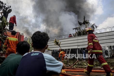 Kebakaran Lalap Gudang Peralatan Pesta Di Depok Republika Online