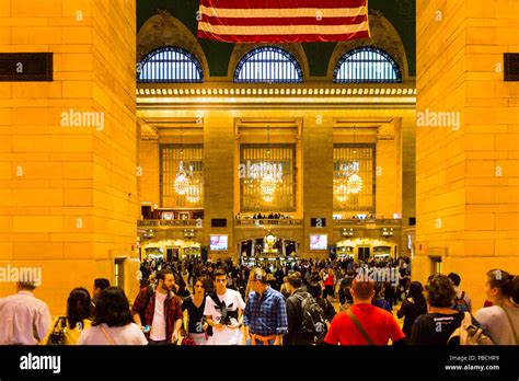 Menschen An Der U Bahnstation Stockfotos Und Bilder Kaufen Alamy