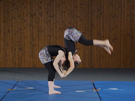 Zirkus in der Schule Akrobatik Handstützüberschlag rückwärts