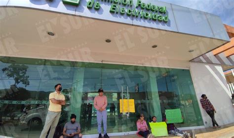 Cierran oficinas de la CFE en Chilpancingo vecinos piden reconexión a