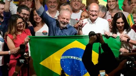 Eleito Lula diz que é hora de restabelecer a paz Não existem dois