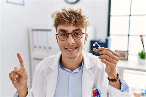 Joven Médico Caucásico Hombre Con Ayuda Para La Orina En La Clínica