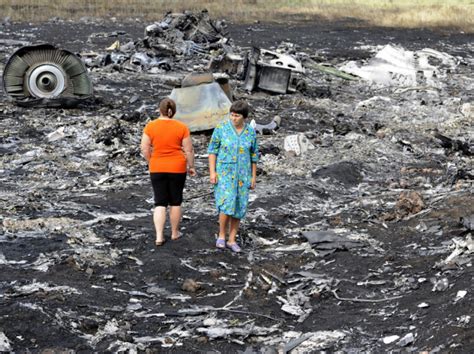 PHOTOS Crash du vol MH17 dans les décombres après la catastrophe