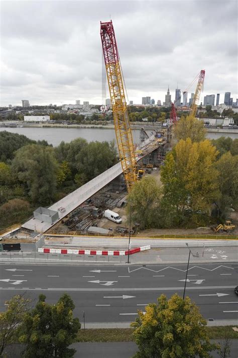 Nowy most nad Wisłą połączył dwa brzegi Warszawy Są już wszystkie