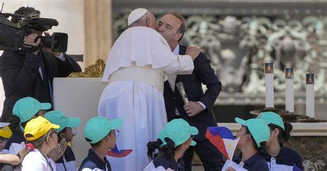 Roberto Benigni Show A San Pietro Si Avvicina A Papa Francesco E Dice