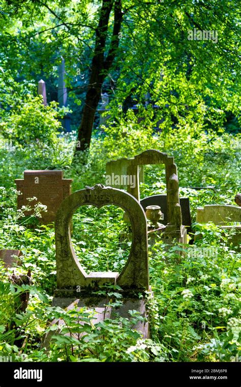 Victorian Graveyard Hi Res Stock Photography And Images Alamy