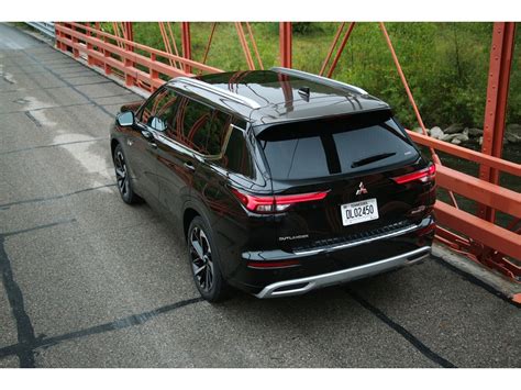 2023 Mitsubishi Outlander Plug-In Hybrid Pictures: | U.S. News