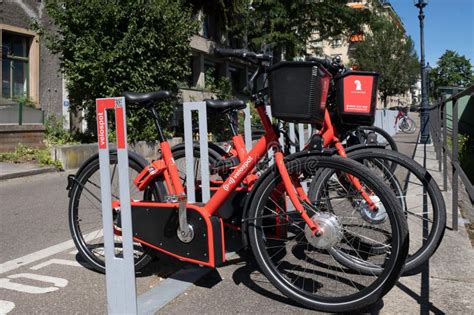 Bicicletas Estacionadas Desde Velospot En Basel Suiza Foto Editorial