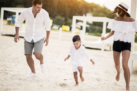 Família na praia Foto Grátis