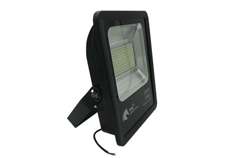 Đèn pha LED 200W IP66 giá rẻ giảm 40%, bất chấp mưa bão