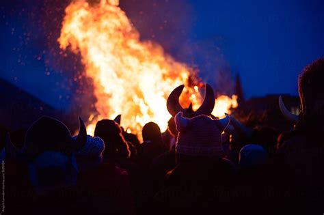 «People Wearing Viking Hats Around A Large Bonfire At Night» del ...