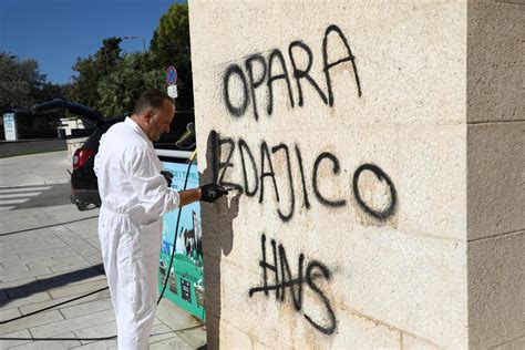 Slobodna Dalmacija Na Zgradi Banovine Osvanuli Pogrdni Grafiti Bijes