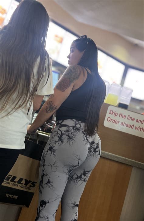 Another Tatted Milf But With Cake Oc Spandex Leggings Yoga Pants Forum