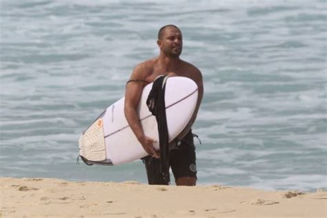 Diogo Nogueira Surfa Desfila Sem Camisa E Exibe Corp O Em Praia Do Rio