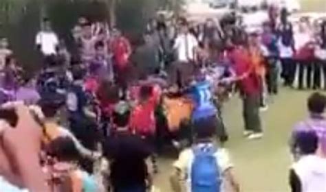 Kumpulan Pelajar Bergaduh Di Luar Sekolah Kes Berita Harian