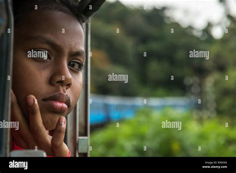 Jeune Fille Dans Un Train Un Jour Chaud En Mars Une Jeune Fille