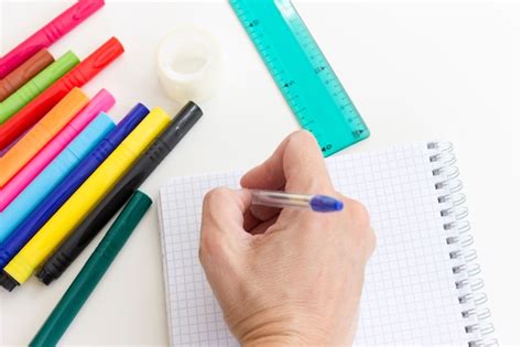 Escritura De La Mano Recortada En El Cuaderno Rotuladores Multicolores