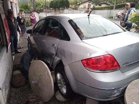 Motorista Perde O Controle E Invade Propriedade De Um Bar Em Testo