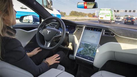 Gegen Baum Gecrasht Tesla Gewinnt Prozess Um Tödlichen Autopilot Crash