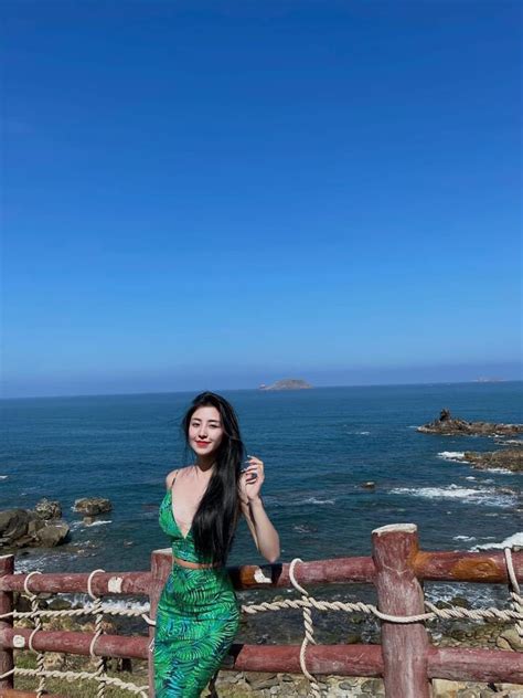 Hotgirl bánh tráng trộn Đà Lạt khiến dân tình bất ngờ khi diện bikini