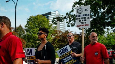 For Tesla and Musk, Auto Strike Carries Benefits and Risks - The New