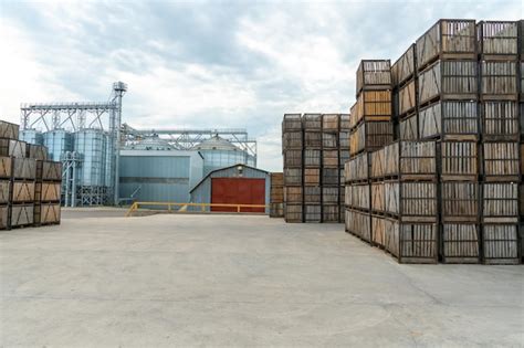 Silos de plata en filas de plantas de fabricación agrícola de cajas de