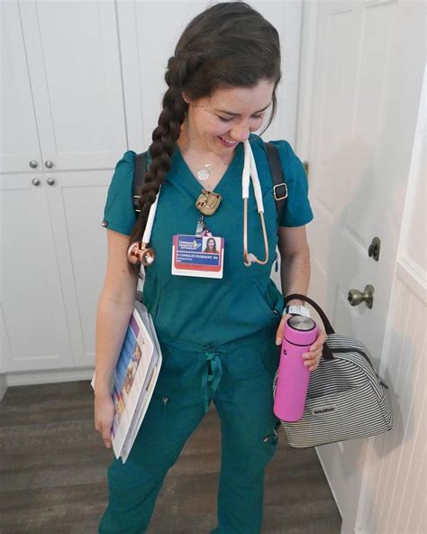 Cute photo ideas for nurse in scrubs, stethoscope, wear Figs scrubs ...