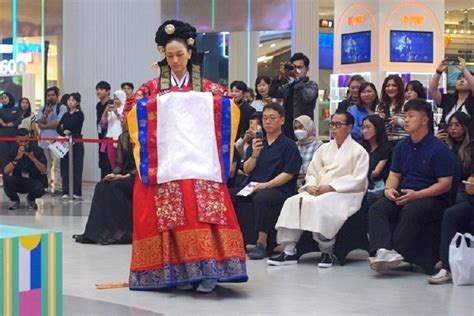 Peragaan Hanbok Wave Semarakkan 50 Tahun Hubungan Diplomatik Indonesia