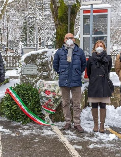 Corona Di Fiori Per Commemorare I Martiri Delle Foibe