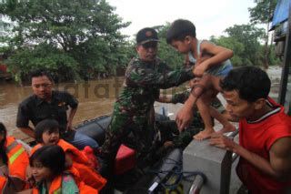 Tni Evakuasi Warga Korban Banjir Di Kampung Pulo DATATEMPO