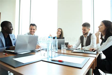 Empresários E Executivos Da Conferência Na Sala De Reunião Moderna Foto