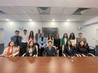 Întâlnirea ambasadorului Hiroshi Ueda cu un grup de 15 studenți membri