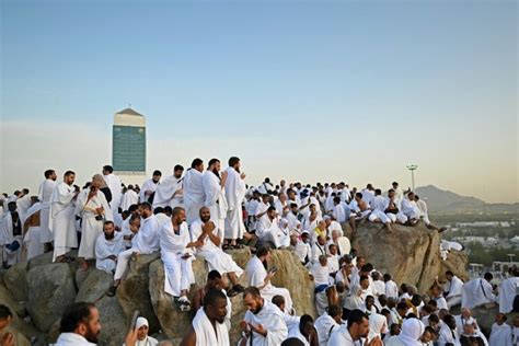 Les P Lerins Musulmans Sur Le Mont Arafat Tape Phare Du Hajj Rtg