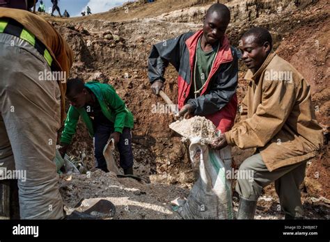 Congo Mine Militia Hi Res Stock Photography And Images Alamy