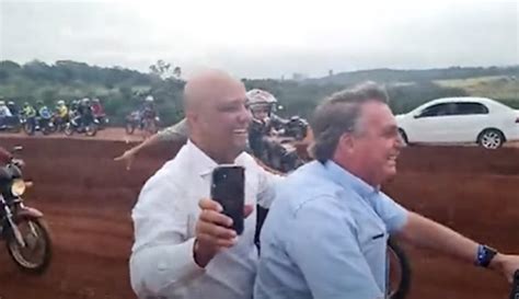 Bolsonaro Anda De Moto Sem Capacete Mas N O Parado Pela Pol Cia Em