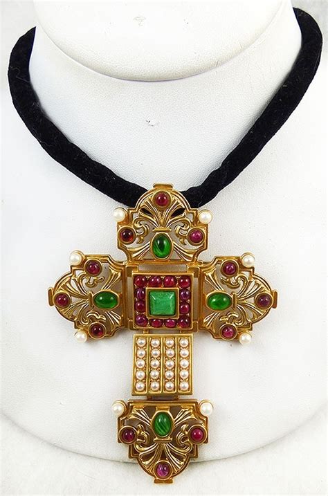 Elizabeth Taylor For Avon Katherina Cross Broochnecklace Garden