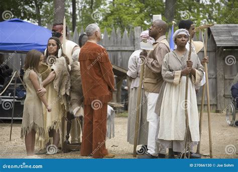 Коренные американцы и африканские невольничьи Reenactors Редакционное ...