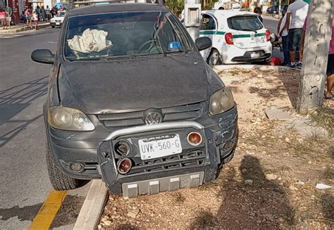 Fuerte accidente entre taxi y camioneta deja dos lesionados en Cancún