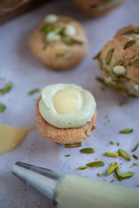 Jojokaka med pistagekräm och lemon curd Salt som Socker